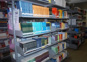 Editora- Saraiva- disponibiliza- display -com- livros- no- Cesmac 05