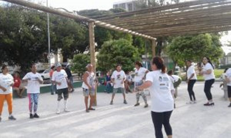 curso-de-servico-social-participa-de-acao-na-praca-da-faculdade-5