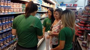 estudantes-de-nutricao-orientam-consumidores-em-supermercado-cesmac-8