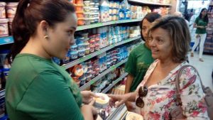 estudantes-de-nutricao-orientam-consumidores-em-supermercado-cesmac-8