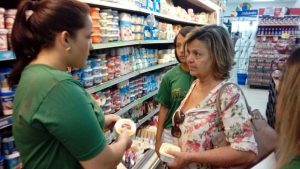 estudantes-de-nutricao-orientam-consumidores-em-supermercado-cesmac-8