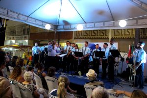 Programação- também- a- noite- com- música- e -apresentações- na- Feira- Cultural- do- CESMAC-(49)