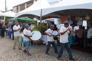 Tarde- de -sexta- na- Feira- Cultural- CESMAC- na- Rua- com- Música- Artesanato- e -muito -mais -(88)