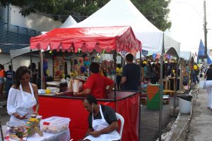 Tarde- de -sexta- na- Feira- Cultural- CESMAC- na- Rua- com- Música- Artesanato- e -muito -mais -(88)