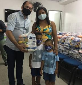 CESMAC- entrega- cestas- básicas- e- brinquedos- para- crianças -do -Projeto- Crescer-(14)