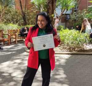 Docente que fez a primeira defesa de tese no Doutorado Cesmac/Mackenzie recebe Diploma