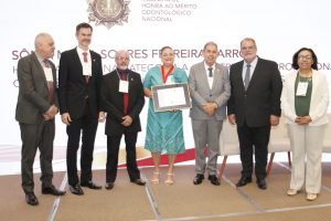Professora do CESMAC Recebe Medalha de Honra ao Mérito Odontológico Nacional
