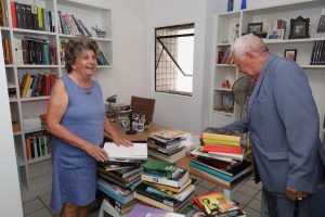 Cesmac recebe doação de acervo bibliográfico da museóloga Carmen Lucia Dantas