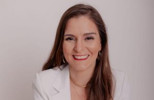 Primeira residente de Homeopatia do CESMAC recebe Prêmio Revelação em jornada com especialistas do Brasil e da Índia