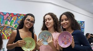 Oficina de decoupage em pratos promove criatividade e aprendizado prático no Cesmac com temática de Páscoa