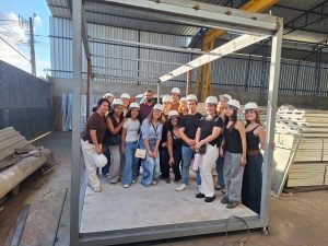 Alunos de Arquitetura e Urbanismo do Cesmac vivenciam prática sobre materiais de construção em visita técnica