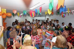 Forró da Raposa reúne mais de 100 idosos em ação solidária promovida por estudantes de Medicina do Cesmac